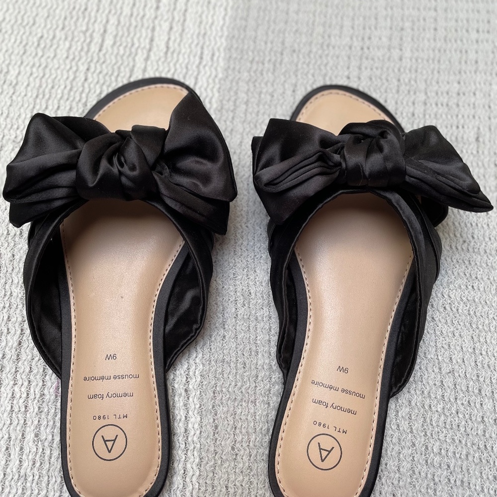 Brand new black open toe sandals with bow on top ladies size 9 wide width